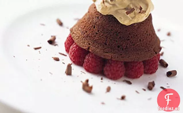 Pasteles de Chocolate Agridulce con Crema de Espresso
