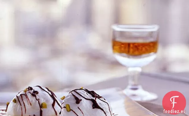 Huevos de Nieve con Natillas de Pistacho y Llovizna de Chocolate