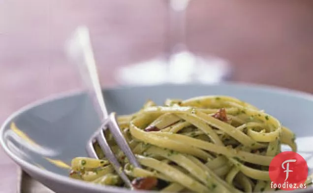 Linguini con Pesto de Rúcula de Nuez