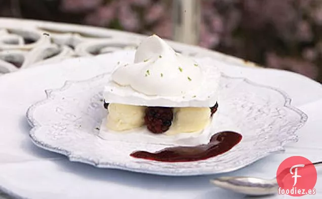 Napoleones de Merengue con Helado de Lima y Moras