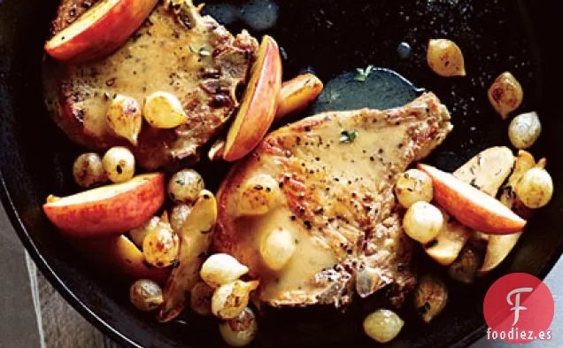 Chuletas de Cerdo con Manzanas Asadas y Cebollas