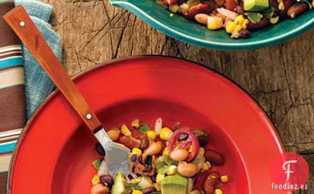 Ensalada de Frijoles Pintos, Negros y Rojos con Maíz a la Parrilla y Aguacate