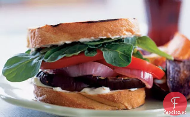 Sándwiches de Berenjena a la Parrilla con Cebolla Roja y Alioli