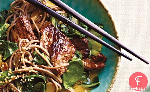 Fideos de Soba de Res con Espinacas y Vinagreta de Curry de Coco