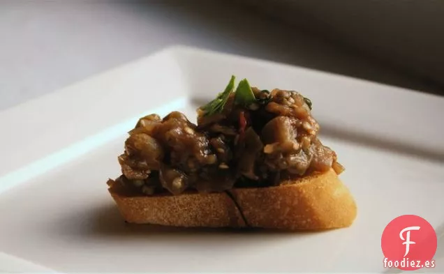 Crostini De Caponata De Berenjena Con Llovizna Balsámica de Granada