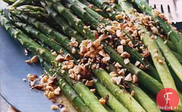 Espárragos con Aderezo de Naranja y Avellanas Tostadas