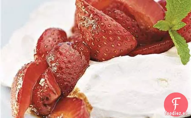 Pavlovas Cubiertas de Fresa con Salsa Balsámica de Miel