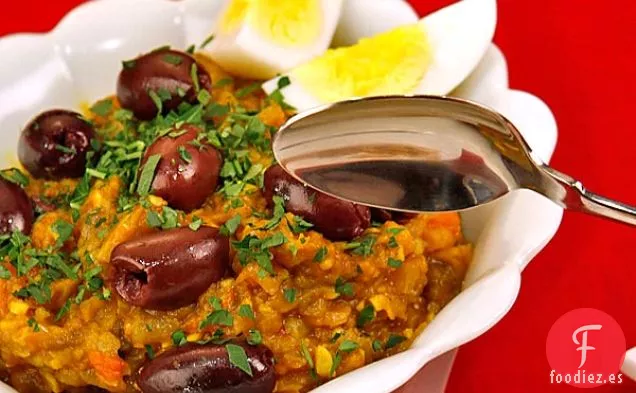 Ensalada De Berenjena A La Parrilla Con Cebolla Salteada, Ajo Y Tomates
