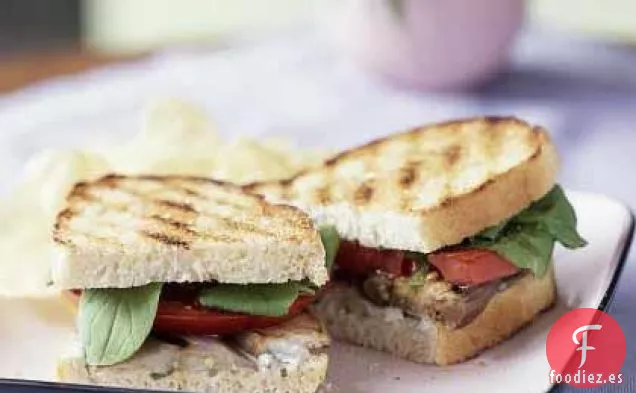 Sándwiches de Berenjena y Tomate a la Parrilla con Aderezo Roquefort