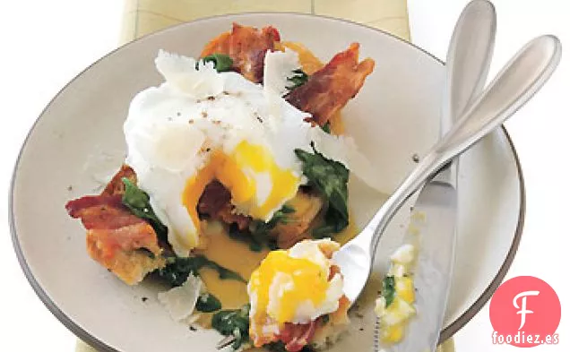 Crostone de Huevo Escalfado con Espinacas Marchitas y Tocino