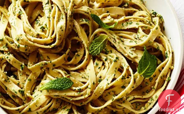 Fettuccine con Pesto de Menta, Nuez y Gorgonzola