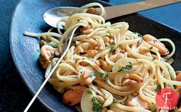 Pasta con Mejillones, Piñones y Naranja