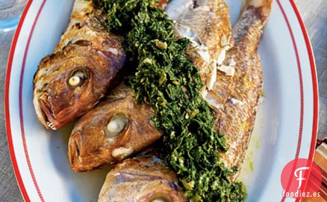 Pargo de Bebé Entero y Salsa Verde