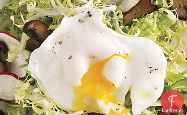 Frisée y Ensalada de Setas Silvestres con Huevo Escalfado