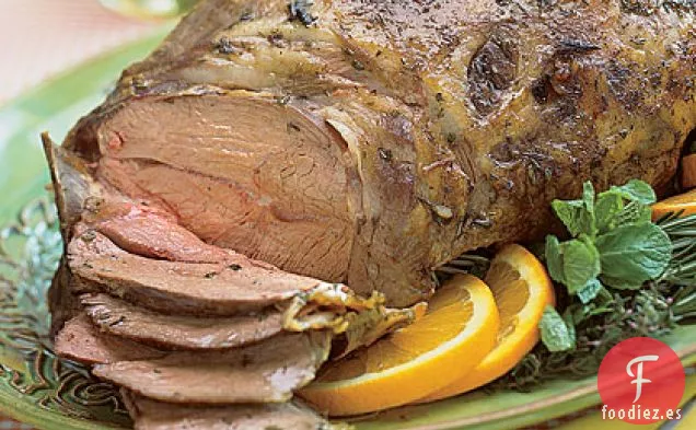 Pierna de Cordero Asada con Salsa de Menta Fresca
