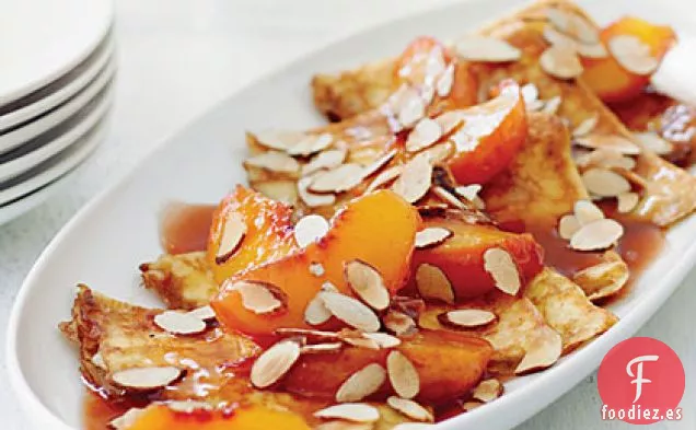 Crepes con Duraznos Calientes de Coñac y Almendras