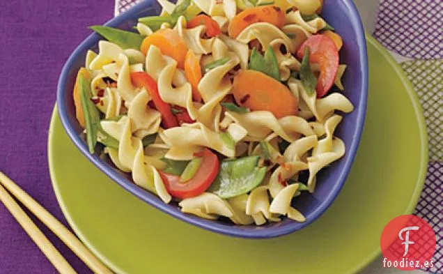Fideos de Huevo Salteados con Verduras