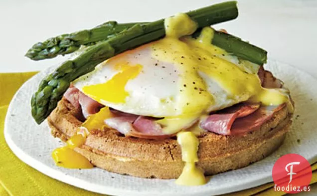 Sándwiches de Gofres Benedict con Huevos