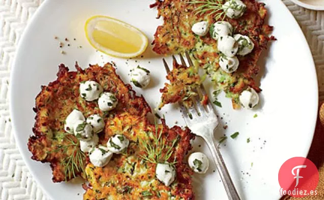 Buñuelos de Calabacín con Ensalada de Hierbas y Mozzarella