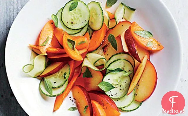 Ensalada de Albaricoque, Pepino, Pluot y Albahaca de Lima