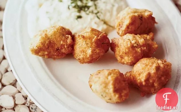 Buñuelos de Bacalao Salado con Skordalia con Ajo