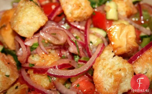 Ensalada de Panzanella con Salsa Romana