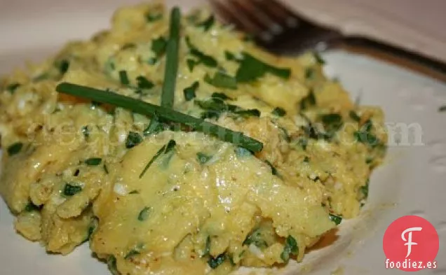 Huevos Revueltos Cremosos con Hierbas Frescas de Jardín