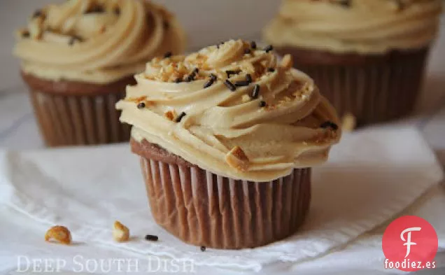 Cupcakes de Chocolate con Glaseado de Crema de Mantequilla de Maní