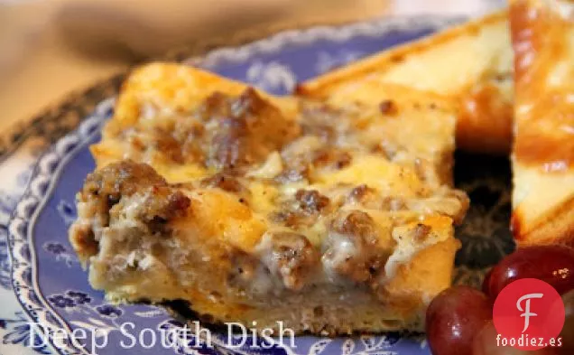 Cazuela de Desayuno con Salsa de Huevo, Galleta y Salchicha