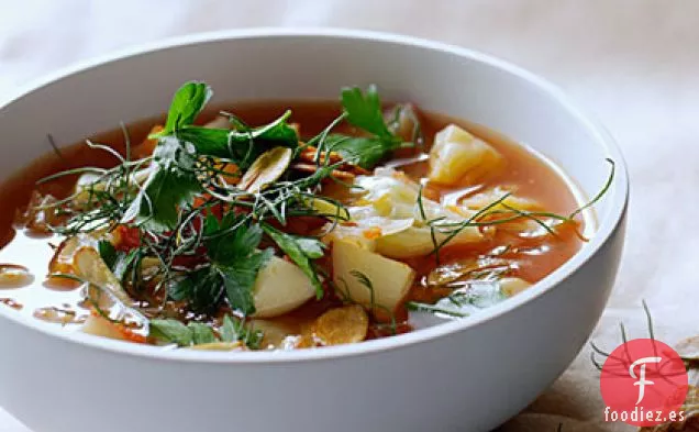 Sopa de Col e Hinojo con Chips de Ajo Tostados
