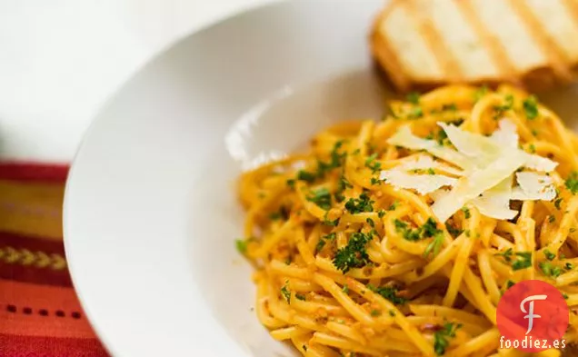 Pasta En Salsa De Tomate Cremosa Con Semillas De Calabaza