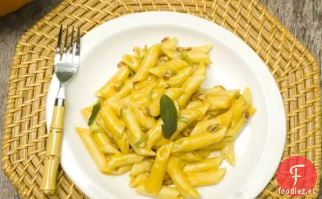 Penne Cremoso De Calabaza Con Salvia Crujiente Y Nueces Tostadas