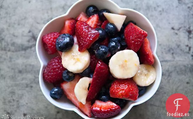 Ensalada de Frutas con Bayas y Plátano