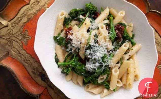 Brócoli Rabe con Pasta y Tomates Secados al Sol