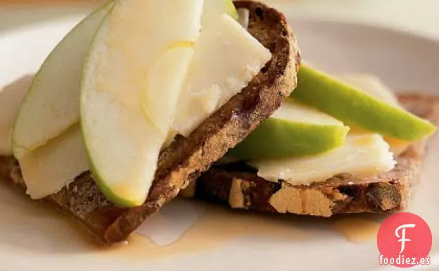 Queso Cheddar Envejecido con Trozos de Manzana y Reducción de Sidra