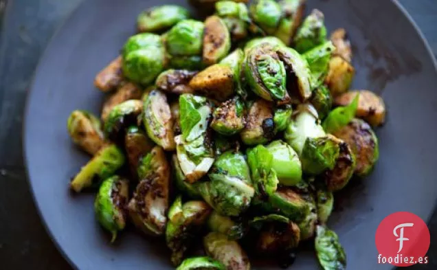 Coles de Bruselas con Salsa de Ajo de Frijol Negro