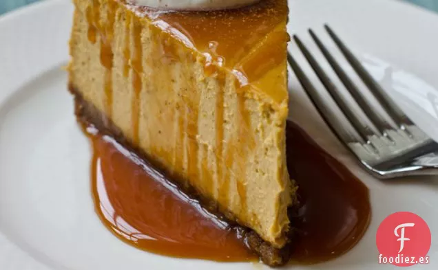 Tarta De Queso De Calabaza Con Corteza De Jengibre Y Salsa De Caramelo