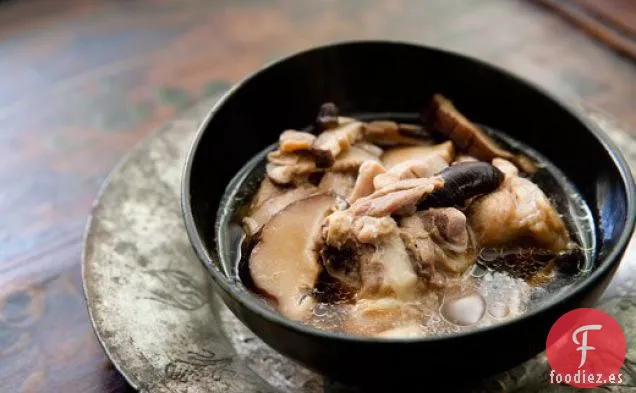 Sopa de Pollo con Jengibre y Champiñones Shiitake