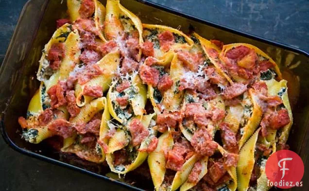Salchichas, Espinacas, Cáscaras de Pasta Rellenas de Ricota