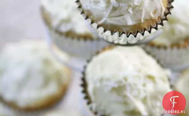 Cupcakes de Coco con Glaseado de Queso Crema de Coco