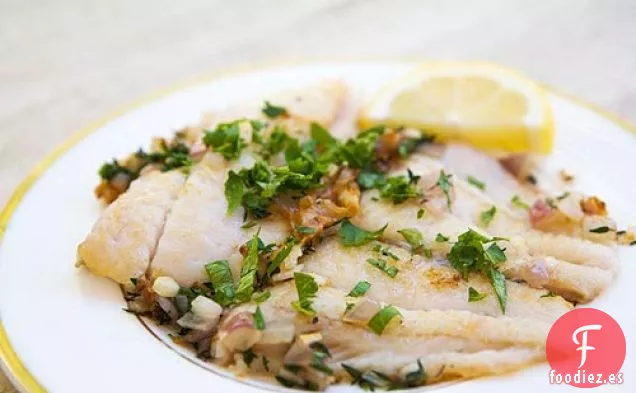 Lenguado de Petrale Salteado en Salsa de Mantequilla de Hierbas