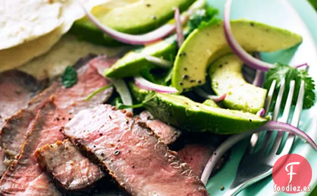 Bistec a la Parrilla con Ensalada de Aguacate y Cebolla Roja