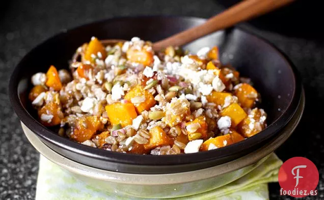 Ensalada De Mantequilla Con Farro, Pepitas Y Salata De Ricotta