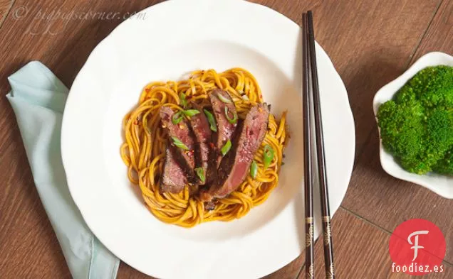 Carne de Res a la Parrilla al estilo Tailandés con Fideos