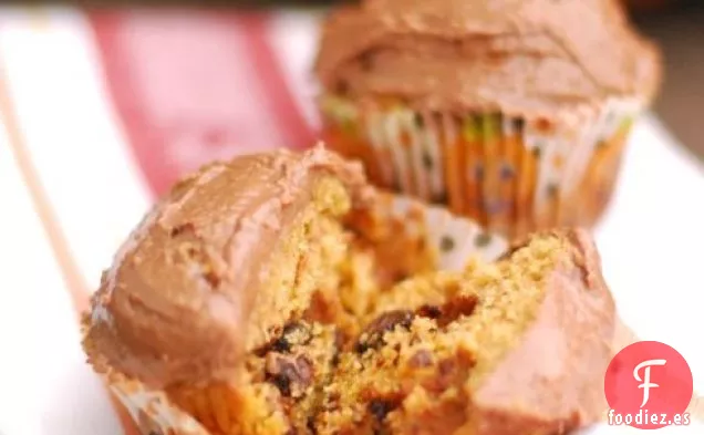 Cupcakes Con Chispas De Chocolate Y Calabaza Con Helado De Crema De Mantequilla De Chocolate