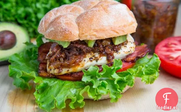 Sándwich Club de Pollo con Mermelada de Tocino con Aguacate y Mayonesa de Chipotle