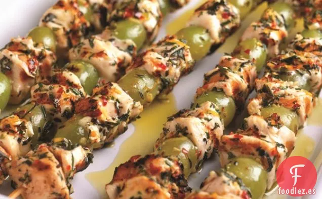 Brochetas de Pollo Mediterráneo (o Tofu) y Uva a la Parrilla