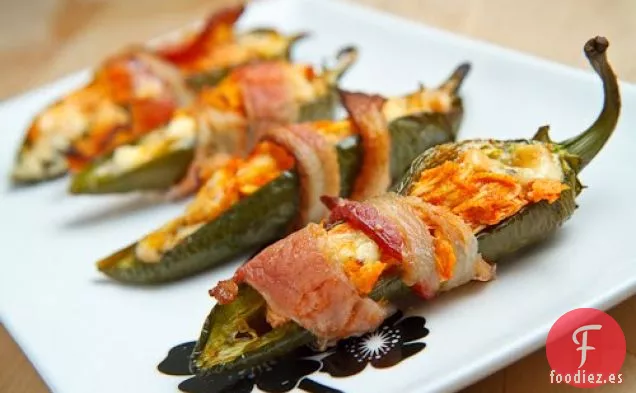 Poppers de Jalapeño de Pollo Búfalo Envuelto en Tocino
