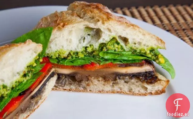 Sándwich de Portobello a la Parrilla y Pimiento Rojo Asado con Pesto de Pistacho