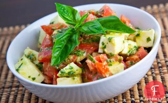 Ensalada Caprese en Cubitos con Aderezo de Pesto